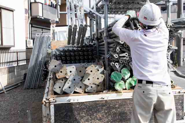 足場の解体作業 イメージ