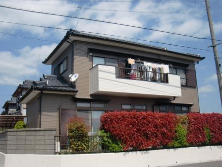 海津市　ブラウン×アイボリー系　モダン外壁塗装　施工例の写真