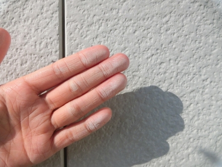 ラジカル制御形塗料は、外壁塗装でチョーキング現象の抑制効果が期待できます　イメージ