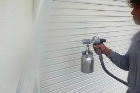 小牧市 白×ネイビー 洋風モダン住宅 外壁塗装 施工例 シャッター塗装 上吹き イメージ
