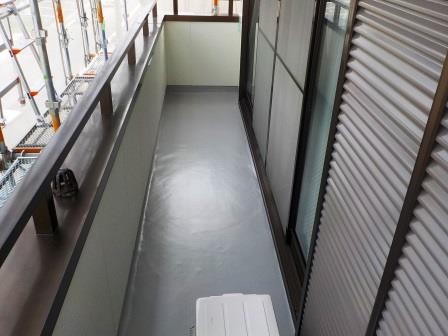 小牧市 白×ネイビー 洋風モダン住宅 外壁塗装 施工例 ベランダ防水塗装 イメージ