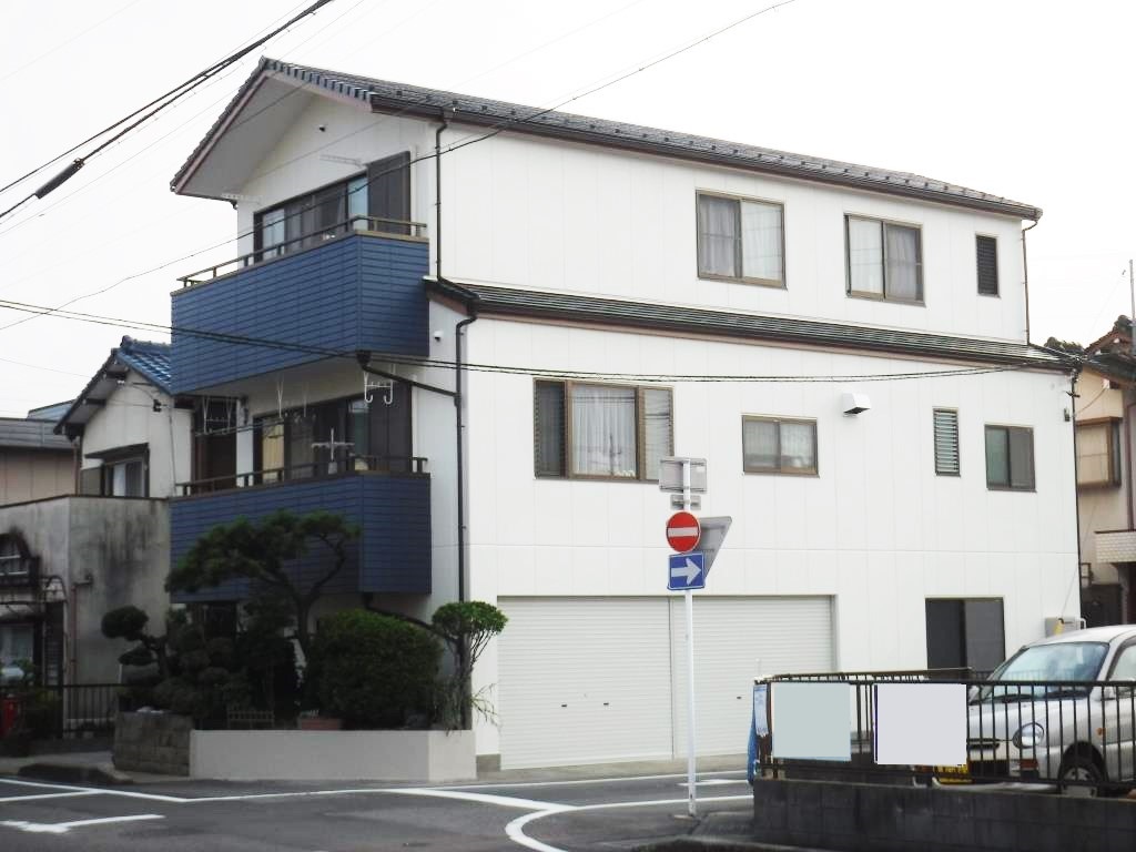 小牧市　白×ネイビー　洋風モダン住宅　外壁塗装　施工例の写真