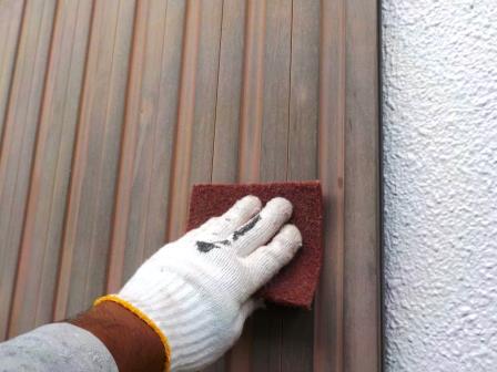 岩倉市 シンプルモダン 賃貸マンション外壁塗装 施工例 雨戸塗装前ケレン作業 イメージ
