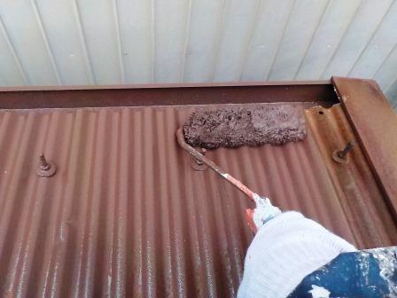 名古屋市東区 物置屋根塗装 「ハイパーユメロック」ローラー上塗り 施工中