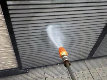 尾張旭市 アーバンモダン住宅 外壁塗装 雨戸部分高圧洗浄作業 イメージ