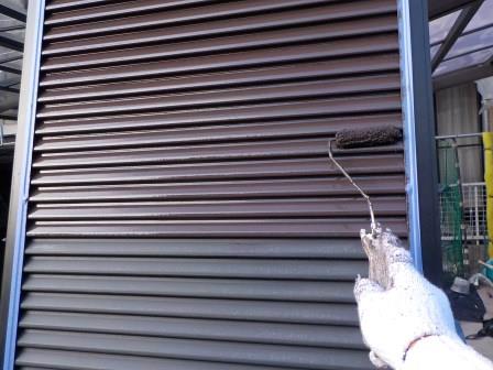 名古屋市南区 外壁塗装 雨戸塗装 「ユメロック」ローラー上塗り 施工中イメージ