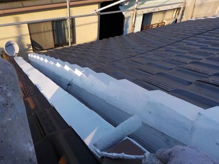 名古屋市南区 外壁塗装 屋根笠木 「サビカットⅡ」ローラー下塗り 作業中