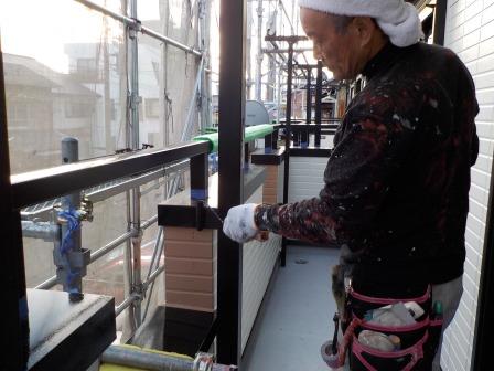 名古屋市南区 外壁塗装 ベランダ笠木 「ユメロック」ローラー上塗り 施工中 イメージ