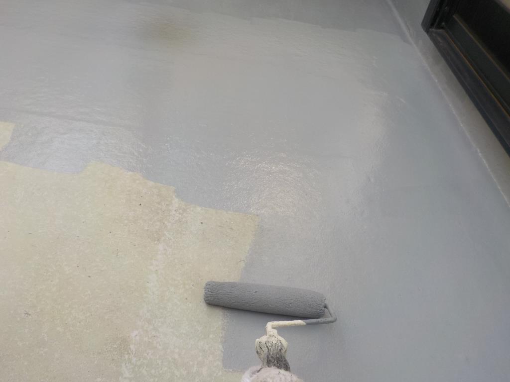 ミサワホーム ベランダ防水塗装 「カナエ化学工業 カナエ水性FRPトップ」ローラー上塗り 施工中