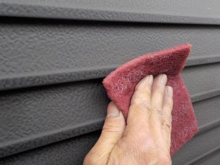 小牧市 ホワイト系 アンティークモダン 外壁塗装 施工例 雨戸塗装前ケレン作業 イメージ