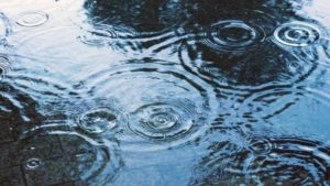 どんな季節でも雨の日に外壁塗装をする施工業者には注意しましょう イメージ