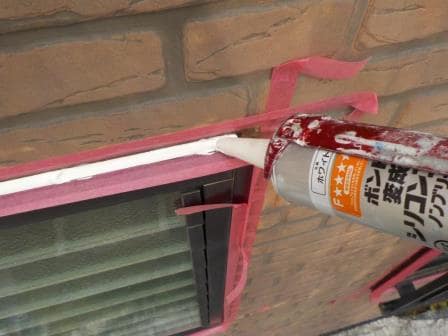 土岐市 人気の多彩仕上げ モダン住宅 外壁塗装 施工例 シーリング材充填作業 イメージ
