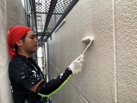 名古屋市中川区 賃貸マンション外壁塗装 施工例 外壁上塗り施工中 イメージ