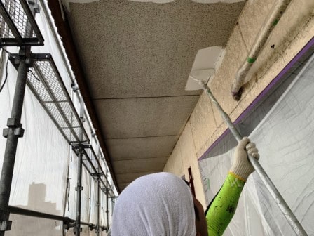 名古屋市中川区 賃貸マンション外壁塗装 施工例 軒天塗装上塗り イメージ