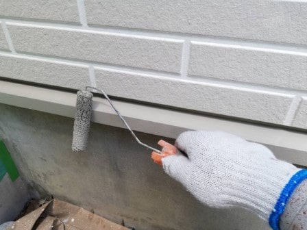 江南市 ホワイト系 スマート住宅 外壁塗装 施工例 水切り巾木上塗り イメージ