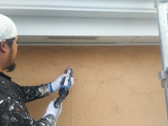 天白区 プロヴァンス風住宅 住宅 外壁塗装前 クラック補修 補修材充填 作業中 イメージ