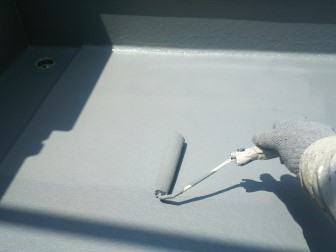 天白区 外壁塗装に付帯するベランダFRP防水塗装 「カナエ水性FRPトップ」ローラー上塗り 施工中 イメージ