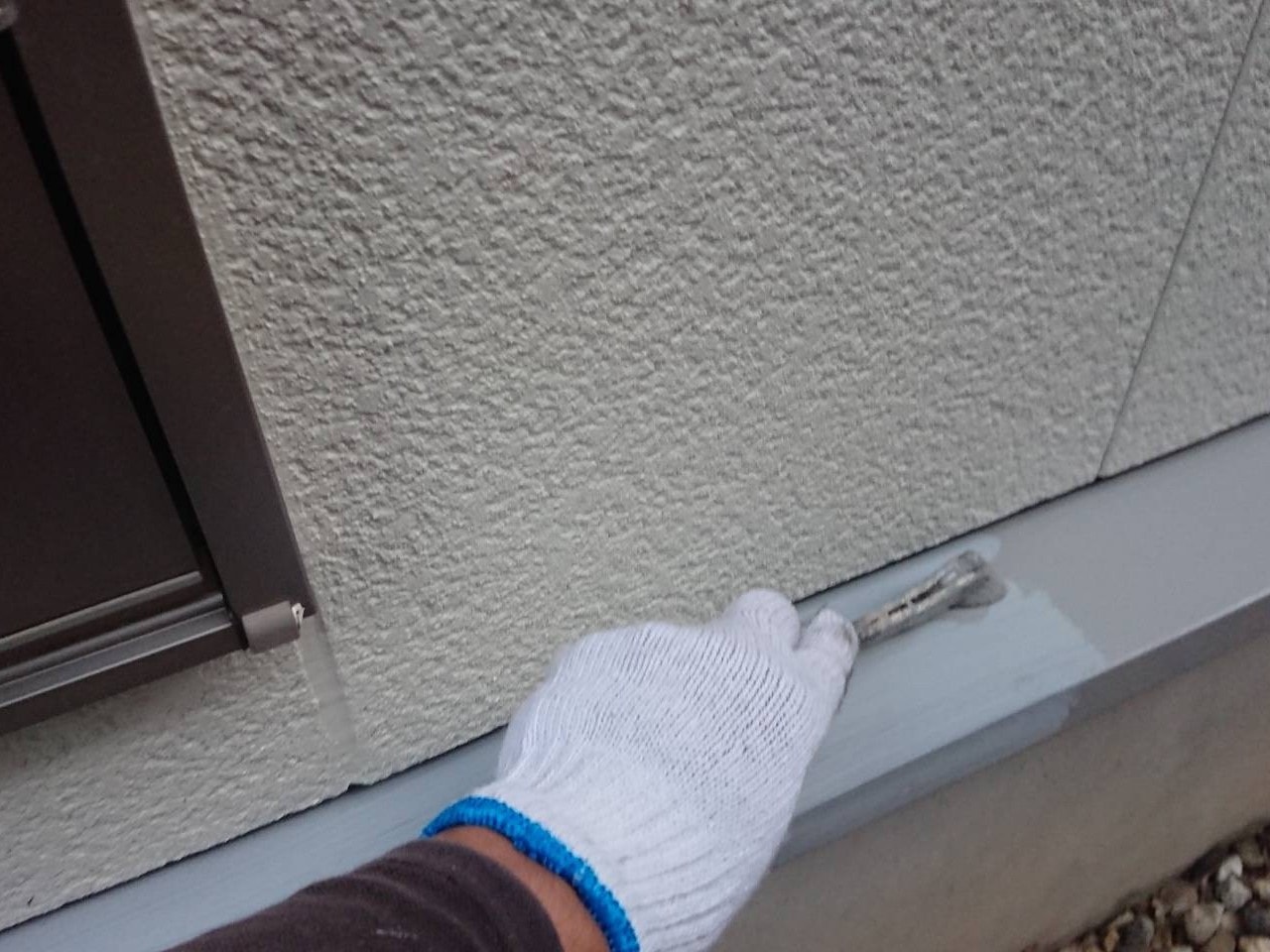 天白区 ベージュ系ナチュラル洋風住宅 外壁塗装 施工例 ロックペイント「ハイパーユメロック」刷毛上塗り イメージ