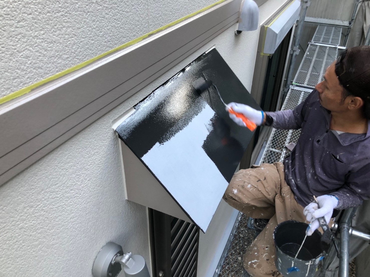 天白区 ベージュ系ナチュラル洋風住宅 外壁塗装 施工例 ロックペイント「ハイパーユメロック」ローラー上塗り イメージ