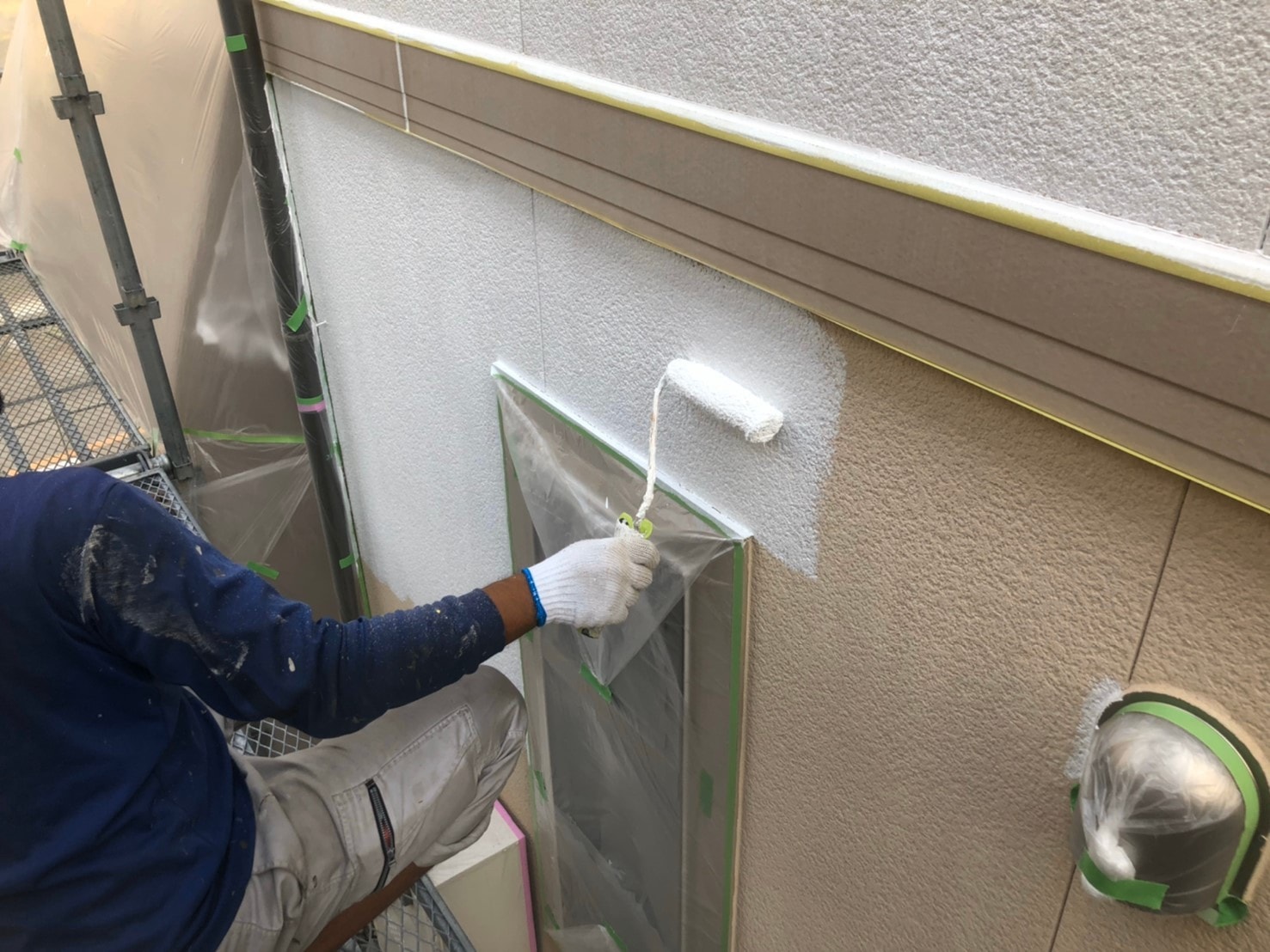 天白区 ベージュ系ナチュラル洋風住宅 外壁塗装 施工例「アレスシリコンクラフト」ローラー下塗り イメージ