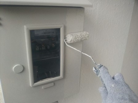 天白区 ライトグレー系 モダン住宅外壁塗装 施工例 「エスケープレミアムNADシリコン」ローラー上塗り 施工中