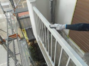 手摺り塗装　ケレン