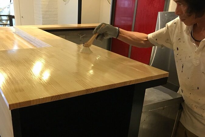 店舗の木部塗装　着色クリヤー仕上げ　刷毛塗装　イメージ