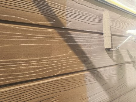 高浜市 青空に映えるホワイト系 洋風住宅 外壁塗装施工例 外壁上塗り イメージ
