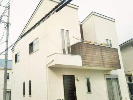 高浜市 青空に映えるホワイト系 洋風住宅 外壁塗装施工前 イメージ