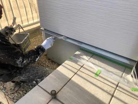 高浜市 青空に映えるホワイト系 洋風住宅 外壁塗装施工例 水切り巾木塗装 イメージ