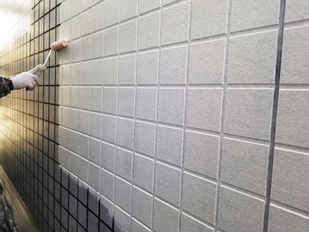 弥富市 ベージュ系 賃貸アパート外壁塗装 施工例 サイディング外壁塗装下塗り イメージ