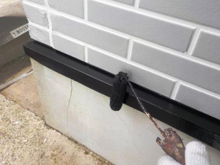 天白区 外壁塗装に付帯する水切り巾木塗装 「エスケー プレミアムNADシリコン」ローラー上塗り 施工中 イメージ