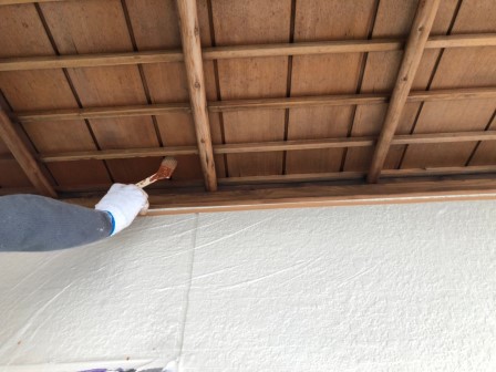 玄関木部塗装 三井化学産資「ノンロットSカラー」刷毛1回目上塗り施工中 イメージ
