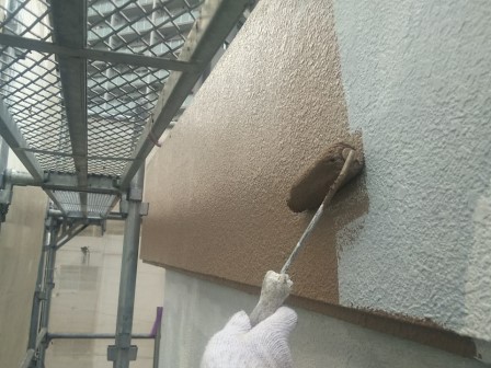 名古屋市東区 トリコロールカラー賃貸マンション 外壁塗装 施工例 外壁上塗り イメージ