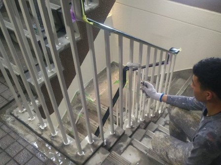 名古屋市東区 トリコロールカラー賃貸マンション 外壁塗装 施工例 階段手摺塗装 イメージ