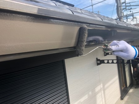雨樋塗装 「エスケー プレミアムNADシリコン」ローラー上塗り 施工中
