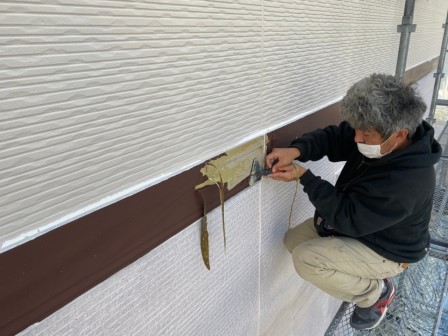 化粧胴差塗装前　軟質塩ビシート　撤去作業中