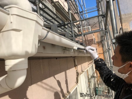 樋掴み金物塗装 ロックペイント「サビカットⅡ」刷毛下塗り 施工中