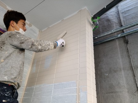 外壁塗装ダブルトーン仕上げ 「アレスダイナミックTOP」上塗り1回目 施工中