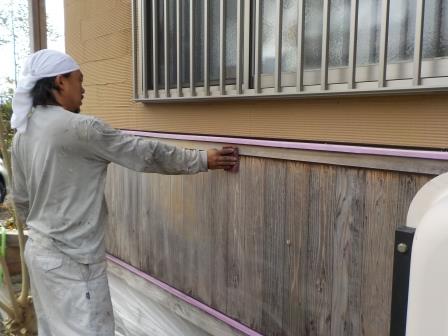 木製腰壁塗装施工前 マジックロンによるケレン作業中