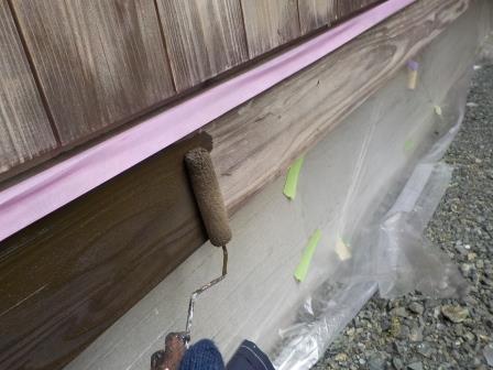 木製腰壁塗装 大谷塗料「水性バトンプラス」ローラー下塗り 施工中