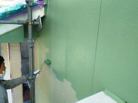 サイディング外壁塗装 菊水化学工業「水系ファインコートシリコン遮熱」ローラー上塗り 施工中