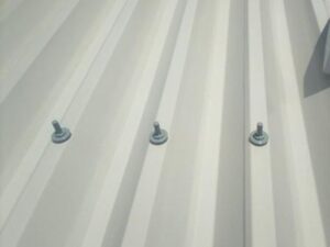折半屋根　ボルトキャップ取り付け　完了イメージ