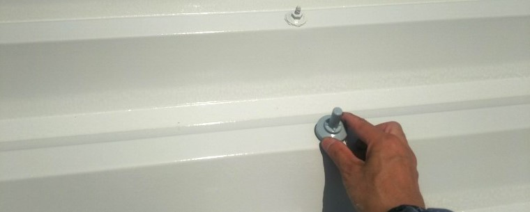 折板屋根　ボルトキャップとは？