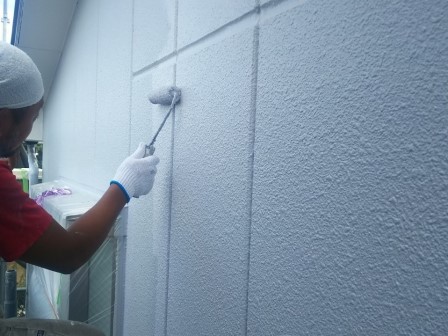 ALC外壁塗装 ロックペイント「ハイパービルロックセラ」ローラー上塗り 施工中