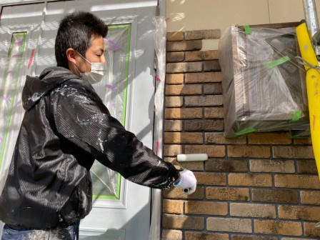 尾張旭の洋風住宅外壁塗装　タイル面　エスケー化研「タイルセラクリーン」上塗り　施工中　イメージ
