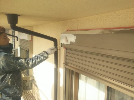 尾張旭の洋風住宅　外壁塗装　シャッターボックス塗装　ロックペイント「サビカットⅡ」下塗り　施工中　イメージ