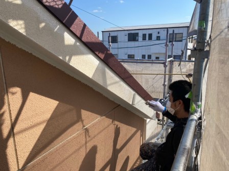 尾張旭の洋風住宅　外壁塗装　破風塗装　ロックペイント「ハイパーユメロック」上塗り　施工中　イメージ