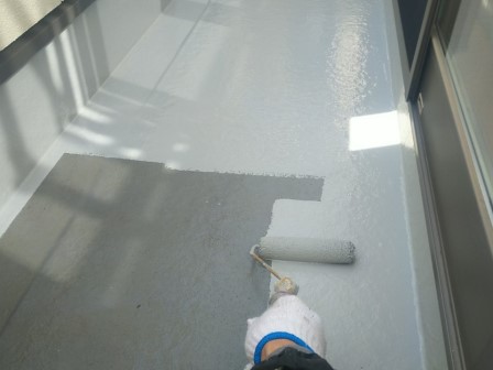尾張旭の洋風住宅　外壁塗装　ベランダFRP防水　「プルーフロンGRトップ」上塗り　施工中　イメージ