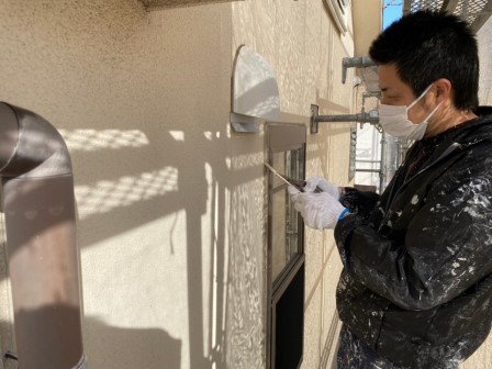 尾張旭の洋風住宅　外壁塗装前　サッシ廻り　シーリング材　撤去　作業中　イメージ